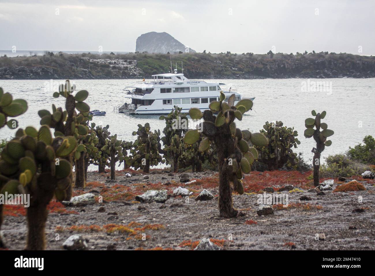 Touristenboot, nähern Sie sich einer Insel in den Galapagos, Ecuador Stockfoto