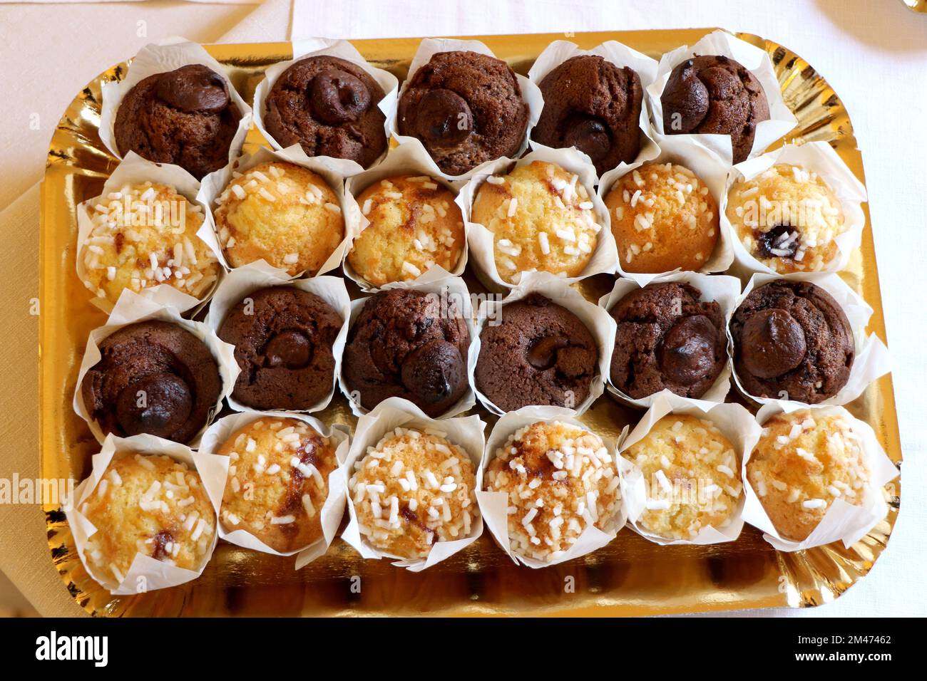 Tablett mit Mini-Schokolade und Vanille-Muffins. Hochwertiges Foto Stockfoto