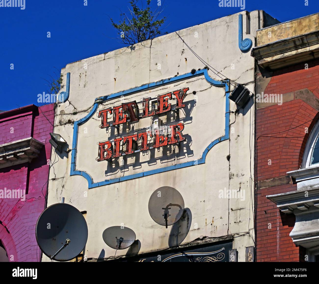 Paddys Bar, 31 London Rd, Liverpool L3 8HR - Original Irish Bar mit historischem Tetleys Bitter Neon Schild Stockfoto