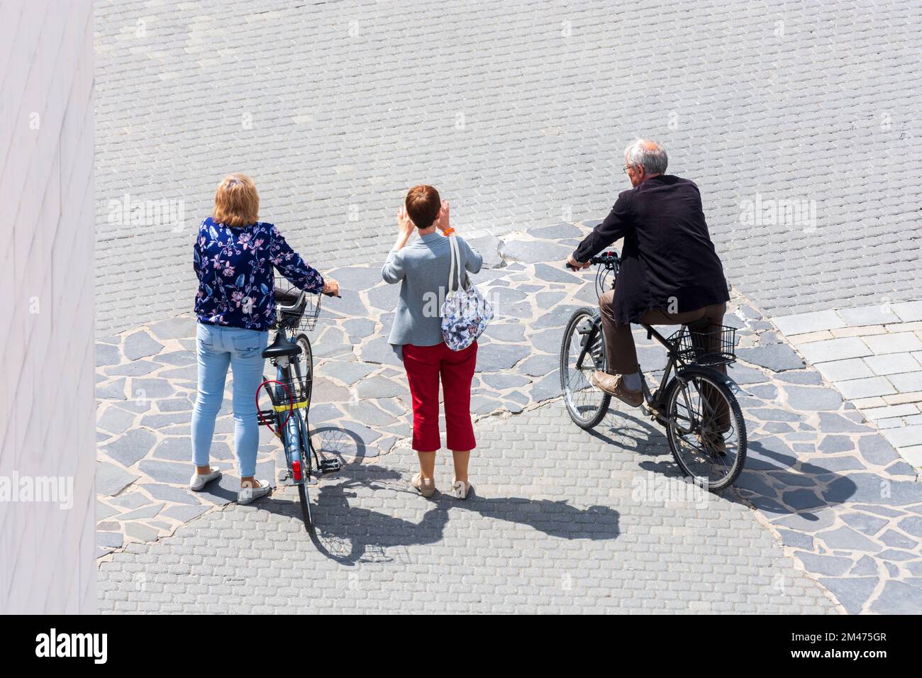 Trencin (Trentschin): Personen, die sprechen, 2 Frauen, mit Fahrrad in , , Slowakei Stockfoto