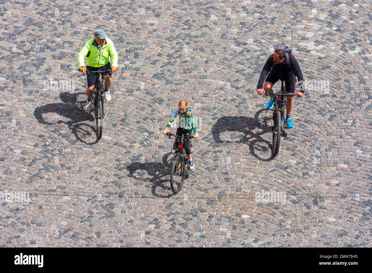 Trencin (Trentschin): Personen mit Fahrrad, 2 Männer, Kind in , Slowakei Stockfoto