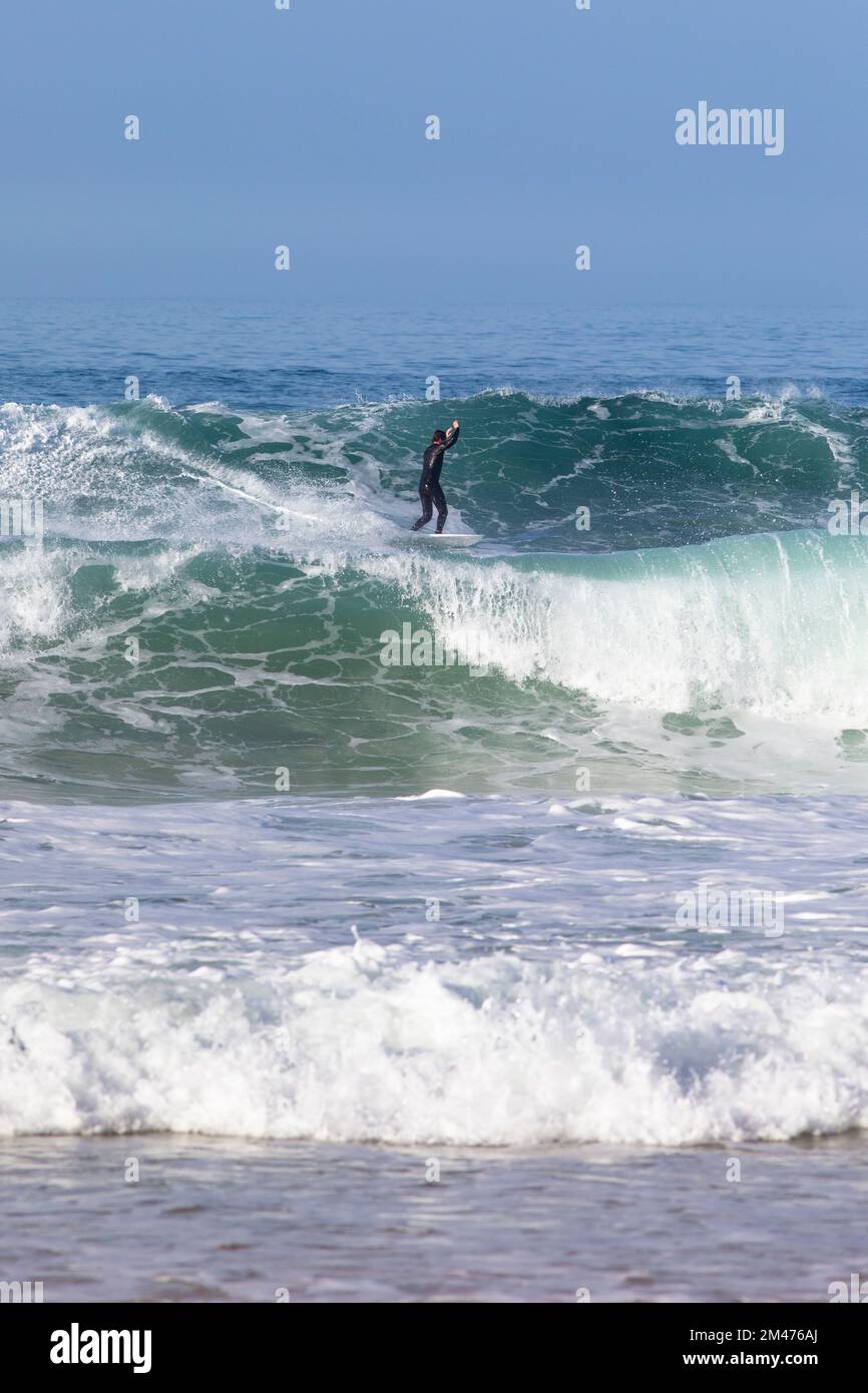 Europa, Portugal, Centro Region, Ferrel, Praia da Almagreira, Surfer reitet auf einer Welle auf dem Atlantischen Ozean Stockfoto