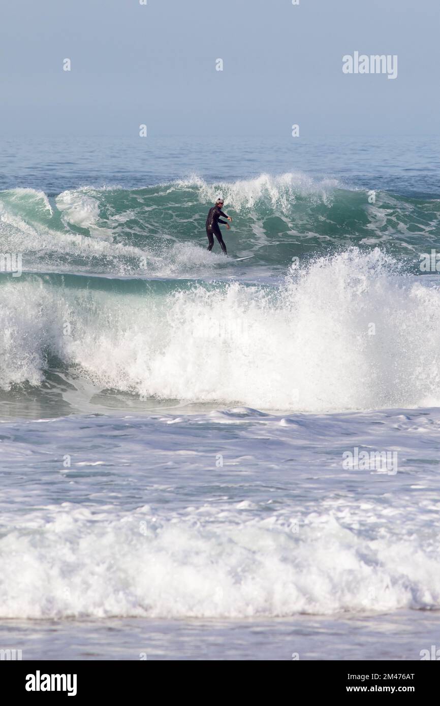 Europa, Portugal, Centro Region, Ferrel, Praia da Almagreira, Surfer reitet auf einer Welle auf dem Atlantischen Ozean Stockfoto