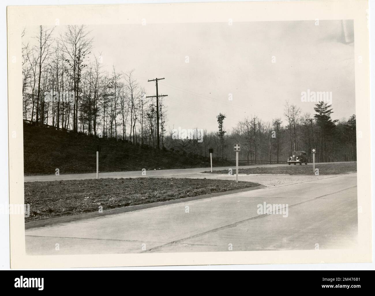 Reflektorschild auf US Route 41. Originalunterschrift: Reflektorschild auf US Route 40 zwischen Baltimore und Aberdeen, Maryland. Foto von J. K. Hillers, März 1940. Bundesstaat: Maryland. Stockfoto