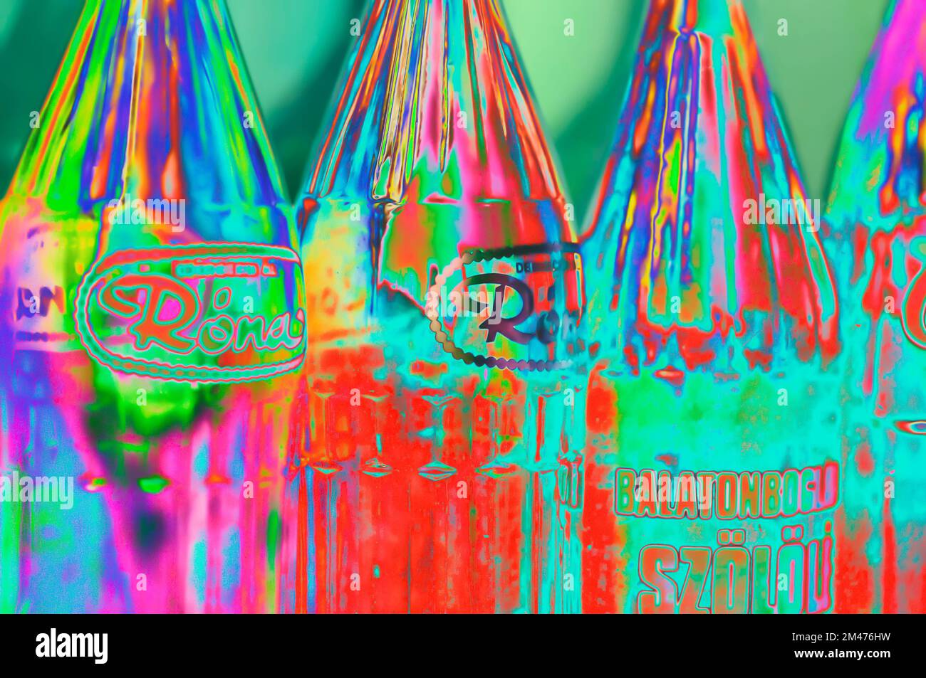 Digital verbessertes Bild alter Glasflaschen mit Mineralwasser, Ecseri Flohmarkt, der größte Antiquitätenmarkt in Budapest, Ungarn Stockfoto