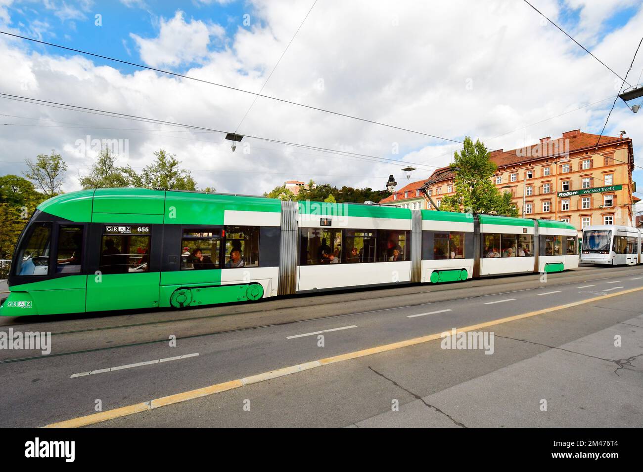 Graz, Österreich - 22. September 2022: Straßenbahn als öffentlicher ...