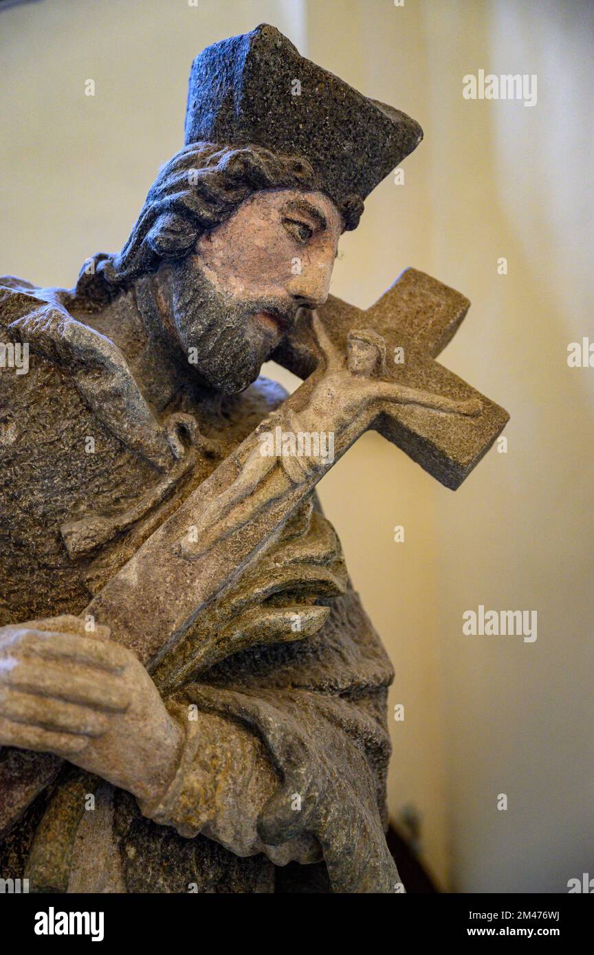 Heiliger Johannes vom Kreuz. Statue auf dem Gelände des Stadtmuseums von Bratislava. Stockfoto