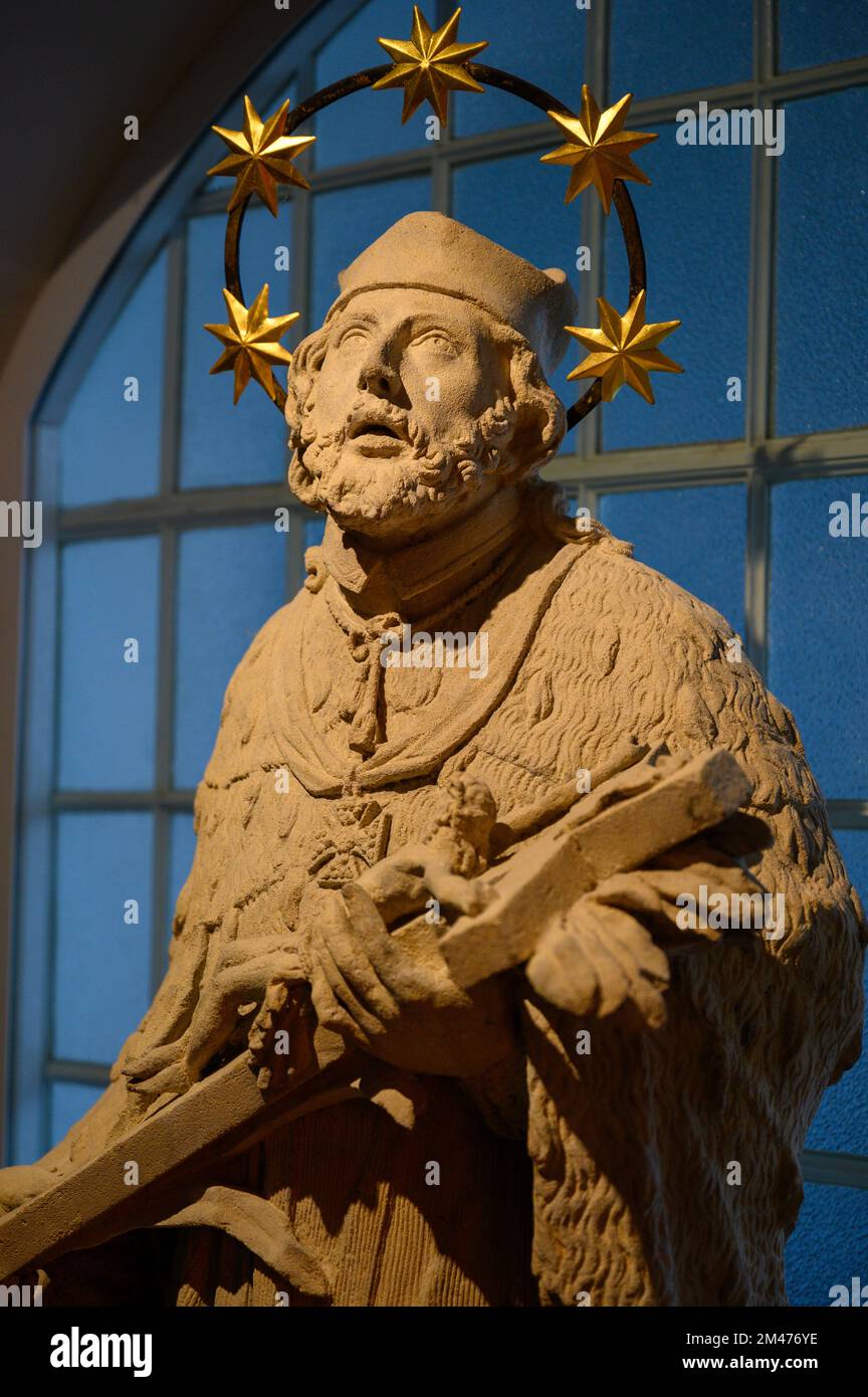 Heiliger Johannes vom Kreuz. Statue auf dem Gelände des Stadtmuseums von Bratislava. Stockfoto