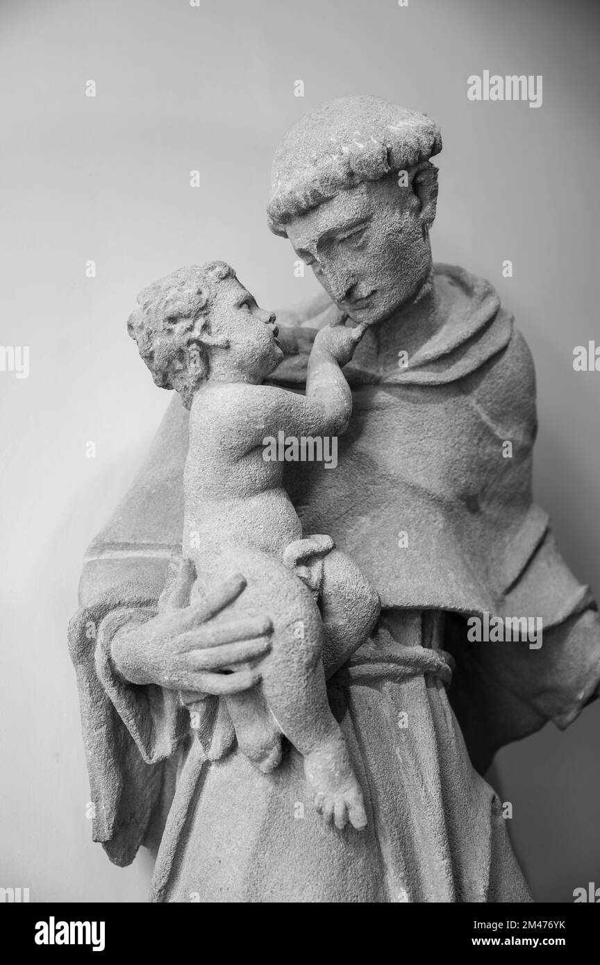 Anthony von Padua mit Baby Jesus. Statue auf dem Gelände des Stadtmuseums von Bratislava. Stockfoto