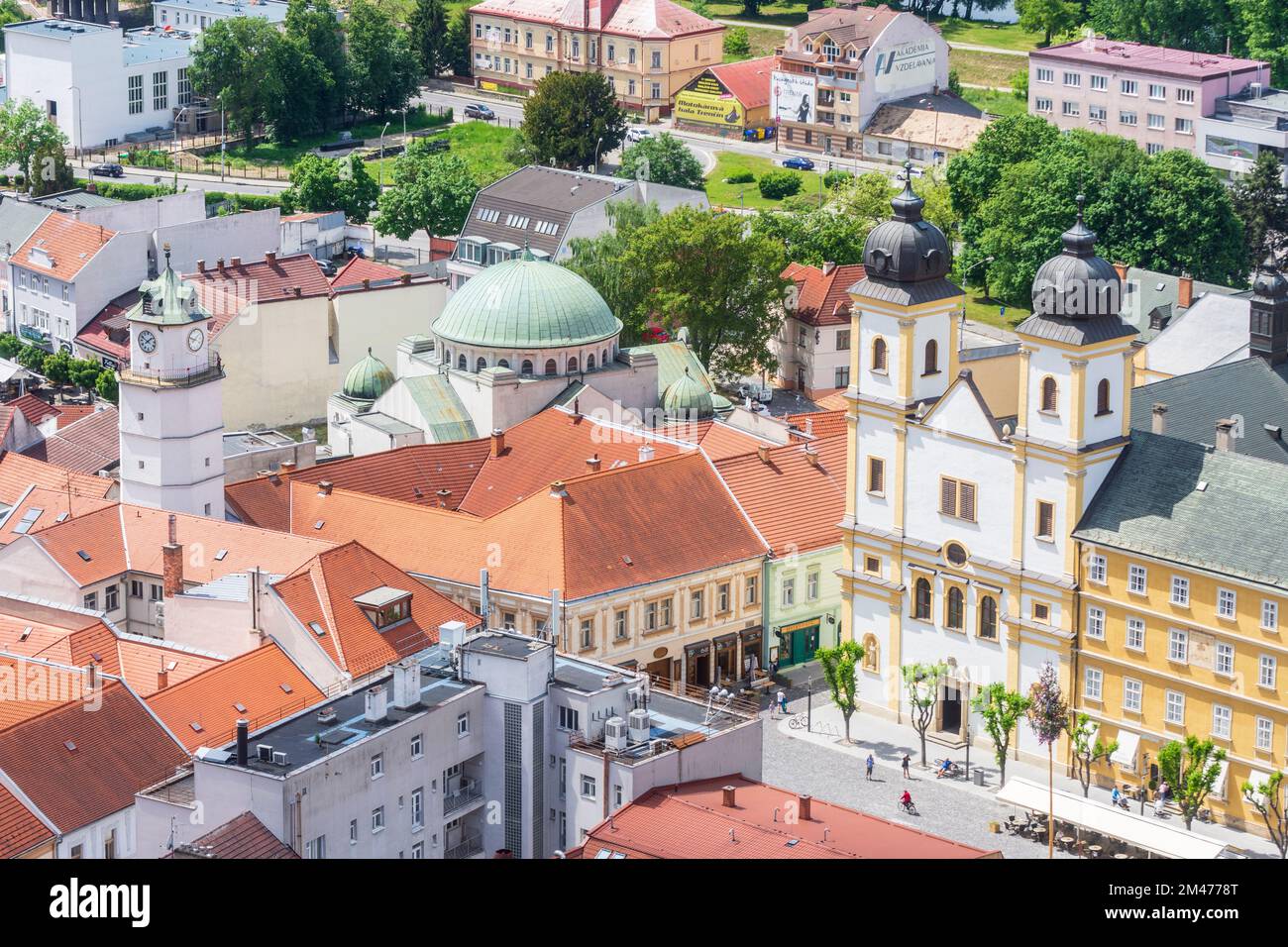 Trencin (Trentschin): Trencin Altstadt von Schloss, Dolná brána („Unteres Tor“), Synagoge in , , Slowakei Stockfoto