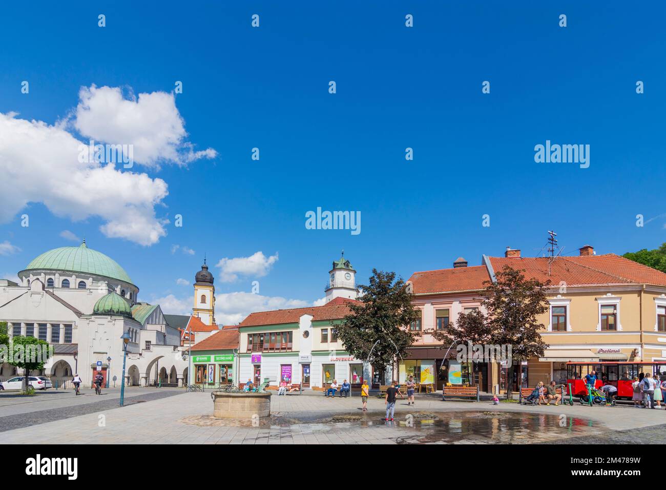 Trencin (Trentschin): Synagoge, Kirche und Kloster der Piaristen, Dolná brána (unteres Tor), Platz Sturovo namestie in , , Slowakei Stockfoto