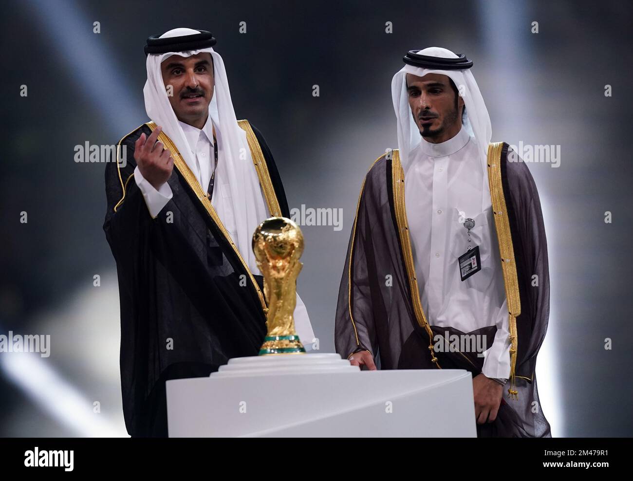 Emir von Katar Scheich Tamim bin Hamad al-Thani (links) und Scheich Jassim bin Hamad al-Thani nach dem Finalspiel der FIFA-Weltmeisterschaft im Lusail-Stadion in Lusail, Katar. Foto: Sonntag, 18. Dezember 2022. Foto: Sonntag, 18. Dezember 2022. Stockfoto