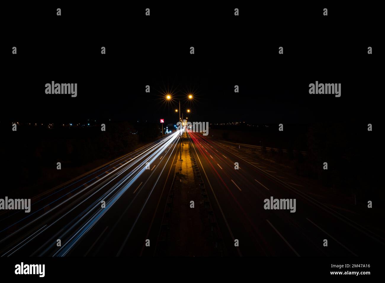Der Straßenverkehr am Abend. Lange Belichtung Stockfoto