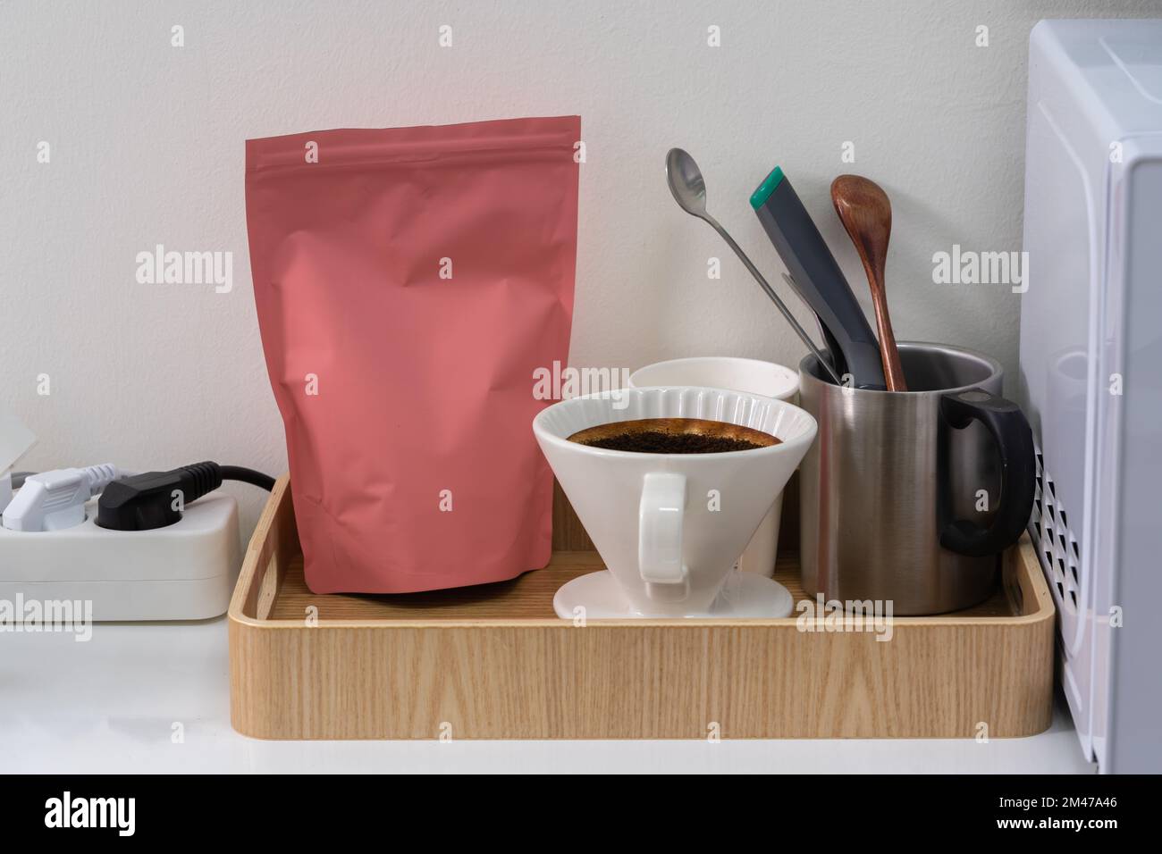 Ein sehr kleines Cafe im Büro, wo man Kaffee kochen und trinken kann Stockfoto