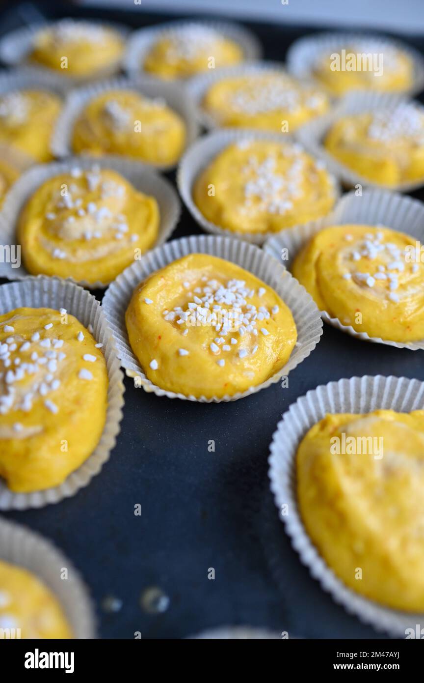 Gelbe Safranbrötchen mit Suger Stockfoto