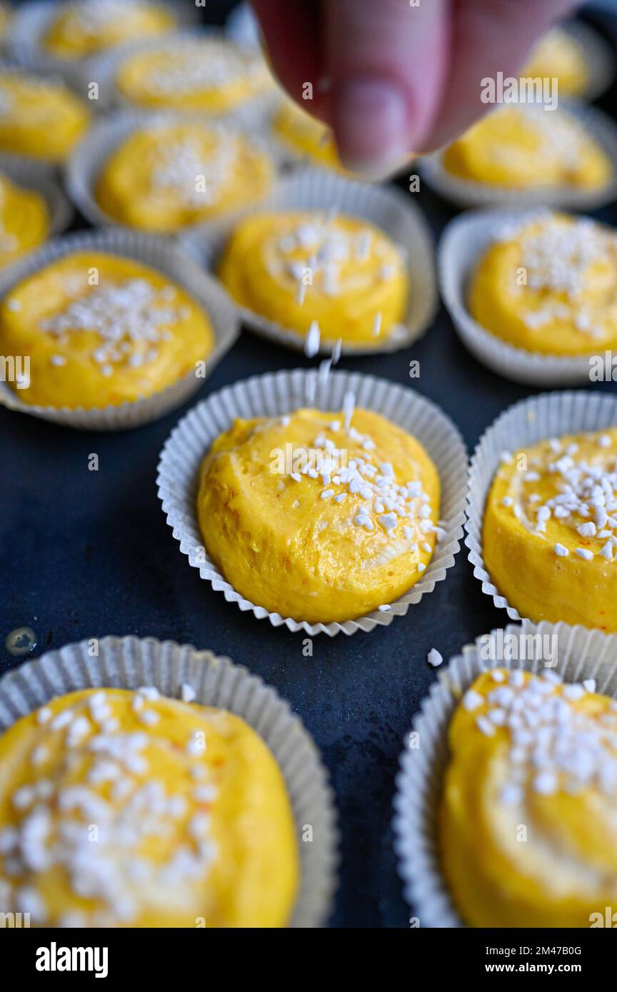 Gelbe Safranbrötchen mit Suger Stockfoto