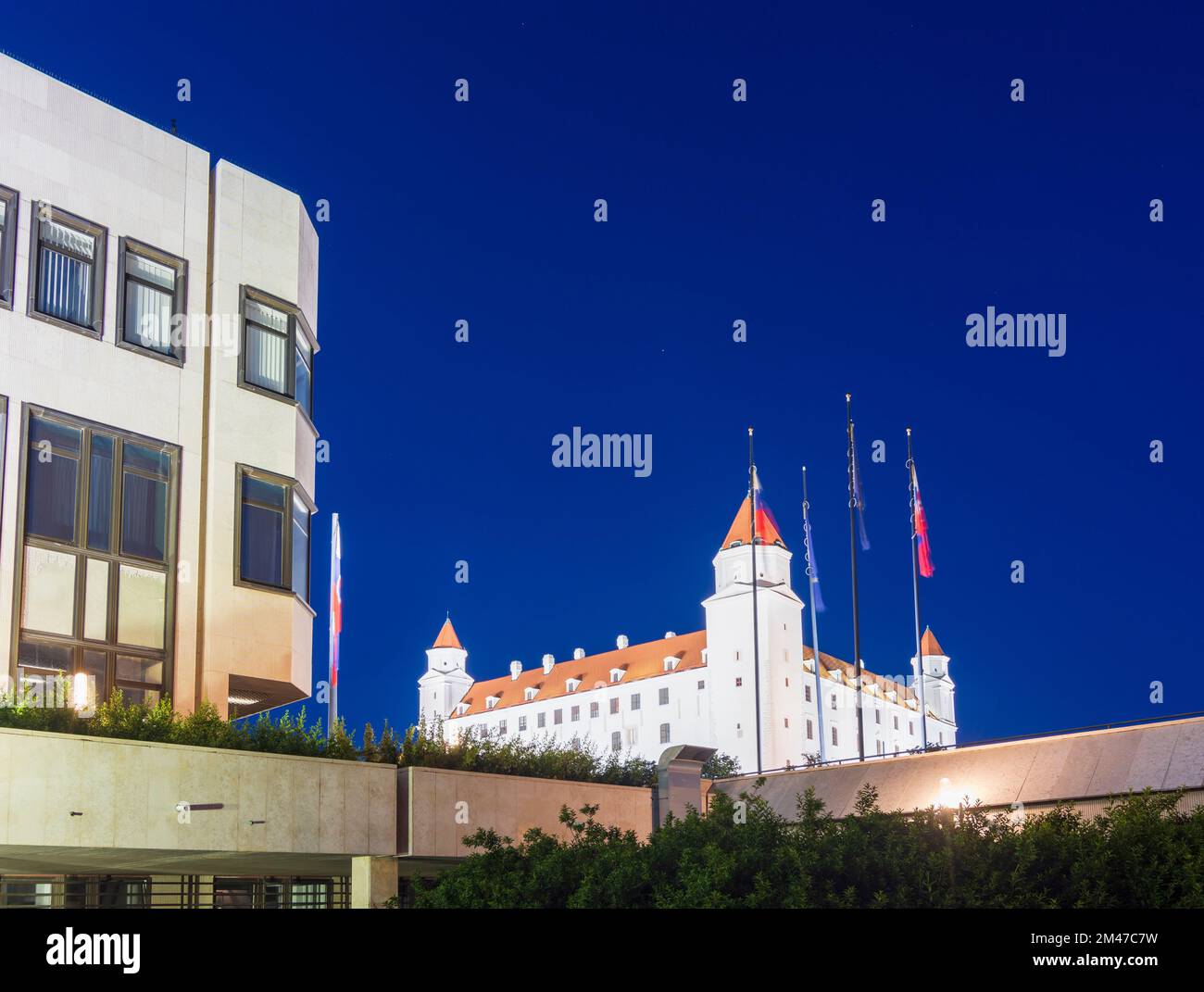 Bratislava (Pressburg): Gebäude des Nationalrates der Slowakischen Republik, Burg Bratislava (Bratislavsky hrad) in , Slowakei Stockfoto