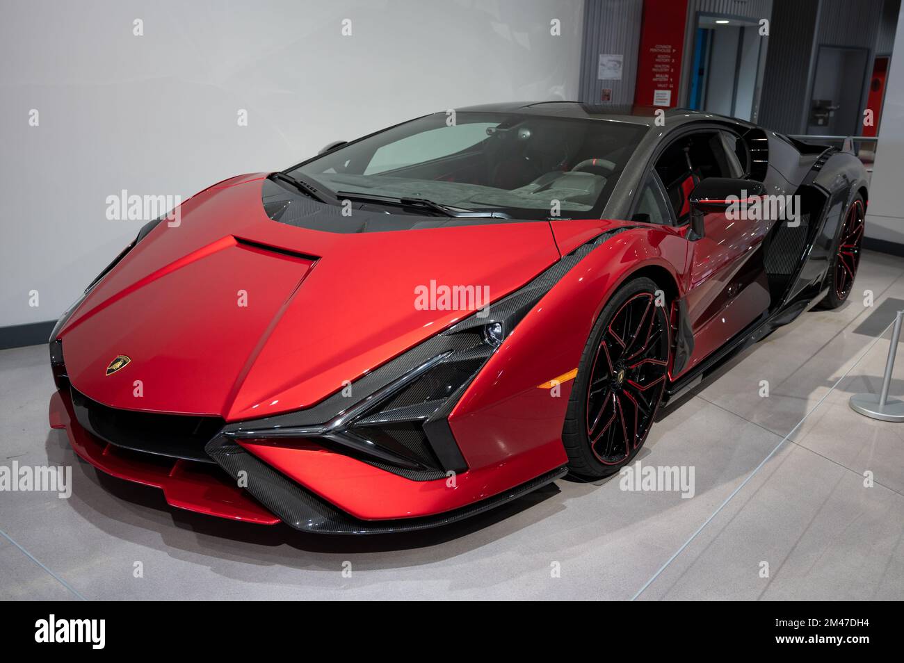 Ein exotischer roter Supersportwagen, ein Hybrid-Lamborghini Sian FKP 37 Stockfoto