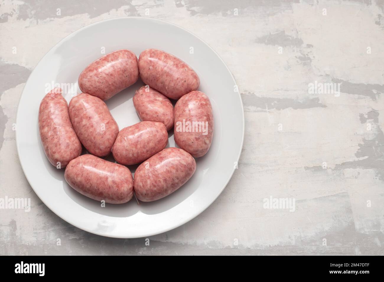 Gerolltes Botifarra, eine für Katalonien typische Schweinefleischwurst, in einem Plastik Stockfoto