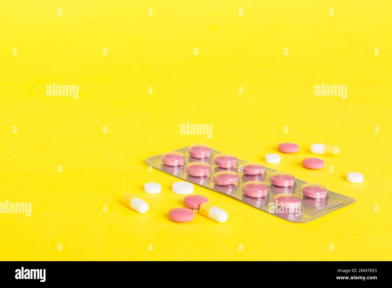 Blisterpackung mit Vitamin auf farbigem Hintergrund. Medicine Pillen auf einem hellen Hintergrund. Medikamente und verschreibungspflichtige Pillen flach legen Hintergrund. Pink med Stockfoto