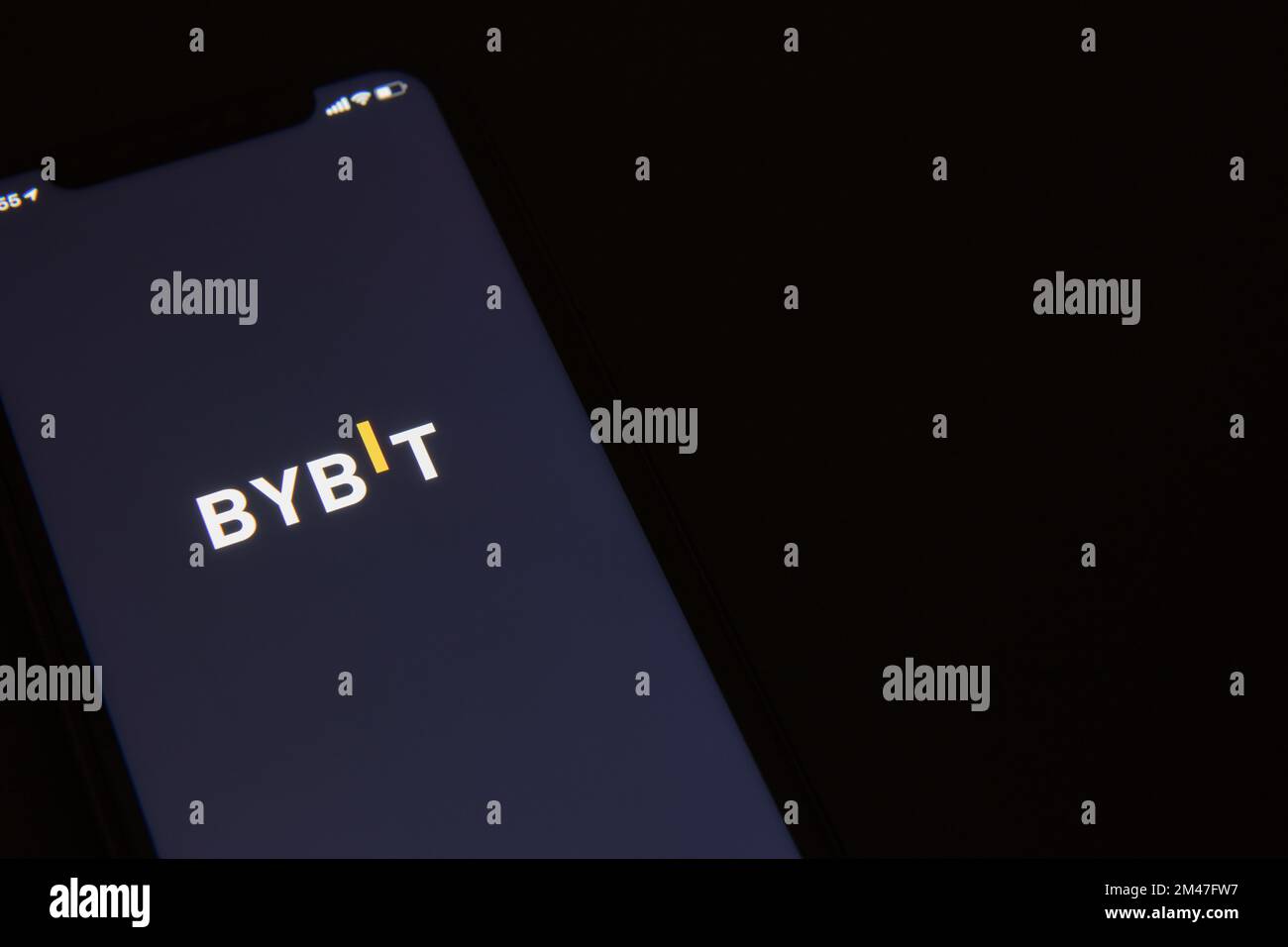 Kryptowährung Aktienmarkt Bybit-Logo auf Smartphone-Bildschirm. Anwendungs-Bybit. Stockfoto