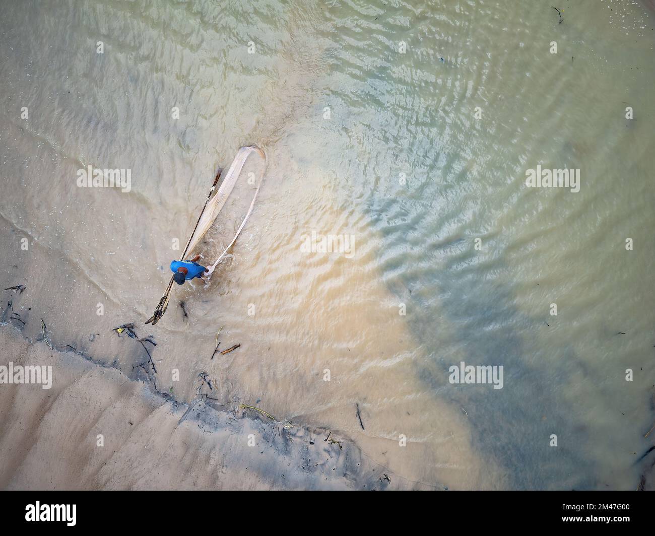 Fischer, die zum Strand in Phayun Beach, Ban Chang, Provinz Rayong in Thailand zurückkehren. Stockfoto