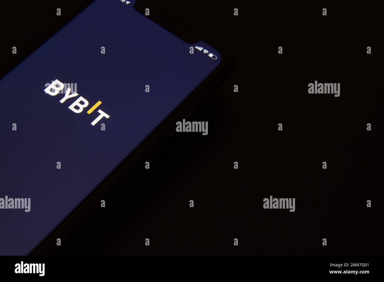 Kryptowährung Aktienmarkt Bybit-Logo auf Smartphone-Bildschirm. Anwendungs-Bybit. Stockfoto