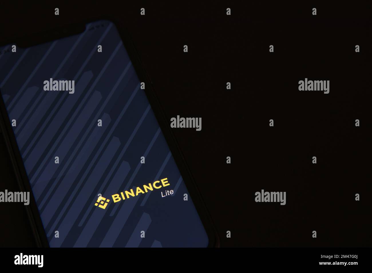 Kryptowährung Aktienmarkt Binance Lite Logo auf Smartphone-Bildschirm. App Binance Lite für Mobiltelefon. Stockfoto
