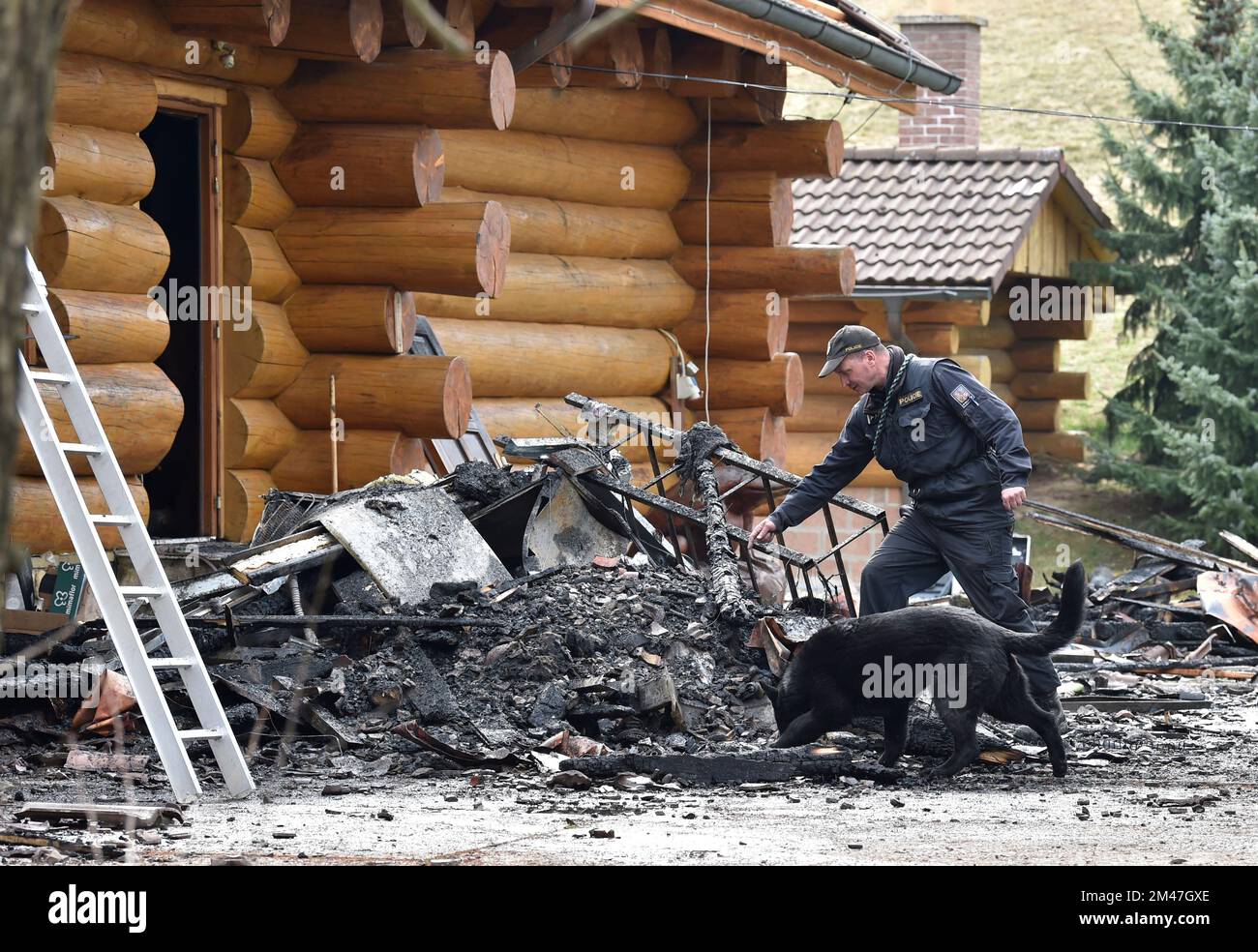 Die Polizei hat nicht herausgefunden, wer im März in Osvetimany eine Blockhütte mit einem Pub im Besitz des Präsidenten Vratislav Mynars Firma in Brand gesetzt hat, und sie haben den Fall eingestellt, Sprecher der Regionalstaatsanwaltschaft Hynek Olma erzählte der CTK in der Tschechischen Republik am 18. Dezember 2022. ++++ DATEI FOTO+++ Abbildung: Die Holzkabine wäre im März 29 fast abgebrannt, 2022. Der Schaden wurde auf 25 Millionen Kronen geschätzt. (CTK Photo/Dalibor Gluck) Stockfoto