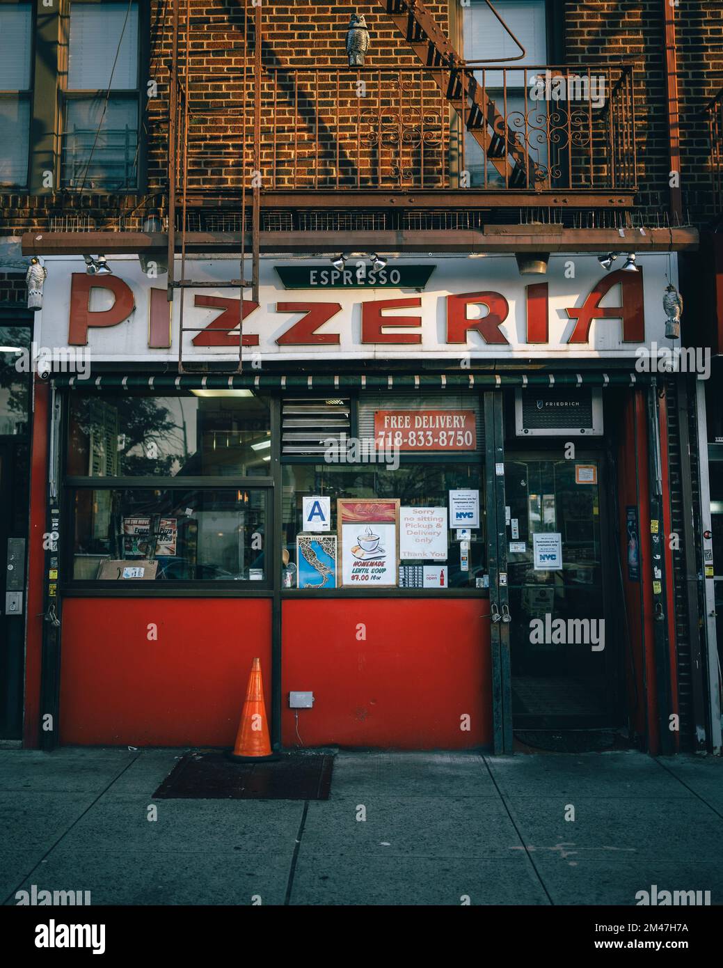 Espresso Pizzeria Vintage-Schild in Bay Ridge, Brooklyn, New York Stockfoto