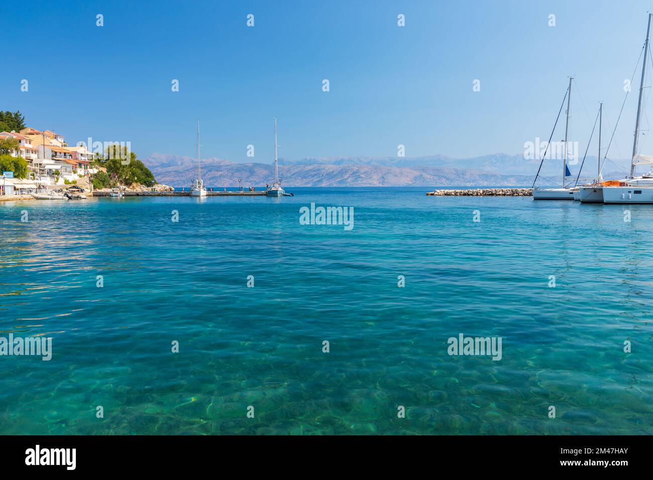 Hafeneingang von Kassiopi, Korfu, Griechenland Stockfoto