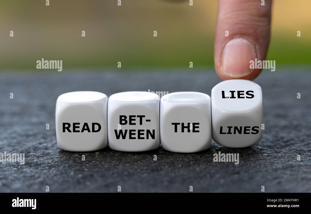 Die Hand würfelt und ändert den Ausdruck „zwischen den Zeilen lesen“ in ...