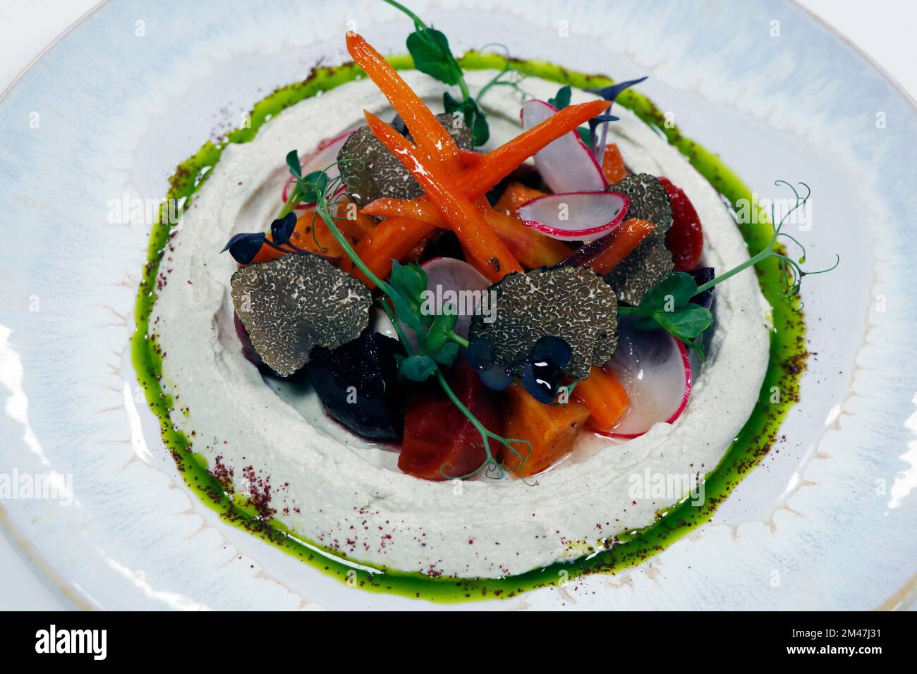 Baby-Gemüse-Salat mit Karotten, Süßkartoffeln, Rüben, Trüffel und Frischkäse Stockfoto