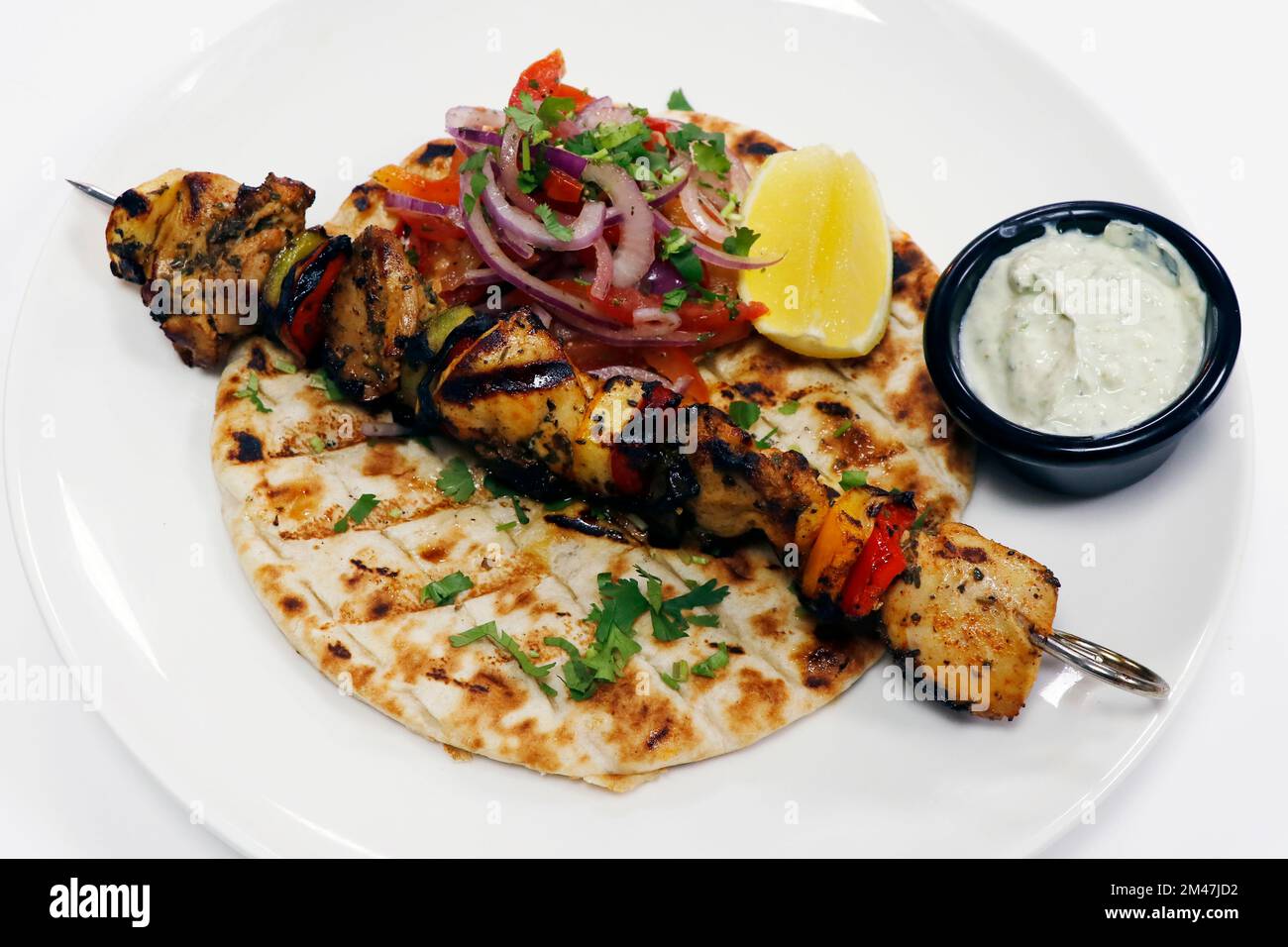 griechisch-mediterranes Hühnchen Souvlaki Kebab mit Salat, Pita-Brot und Tazki Dip Stockfoto