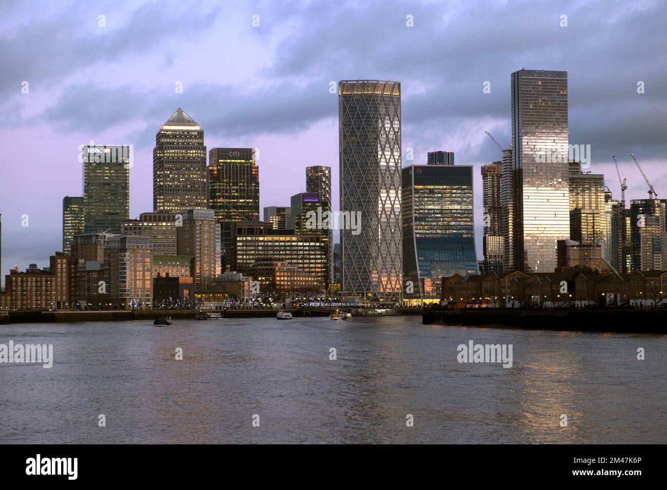 Blick auf Unternehmensgebäude am Flussufer der Canary Wharf Buildings auf der Isle of Dogs von der Themse in der Dämmerung Isle of Dogs London 2022 KATHY DEWITT Stockfoto