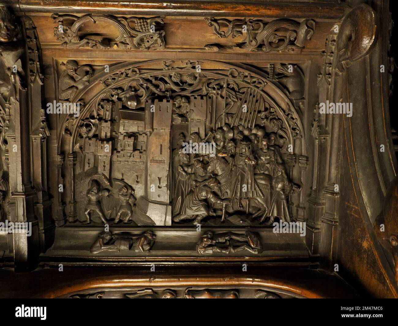 TOLEDO SPANIEN - 16. DEZEMBER 2022 geschnitzter Mahagoni-Chor hölzerne Skulptur in der Kathedrale von Toledo, Spanien Stockfoto