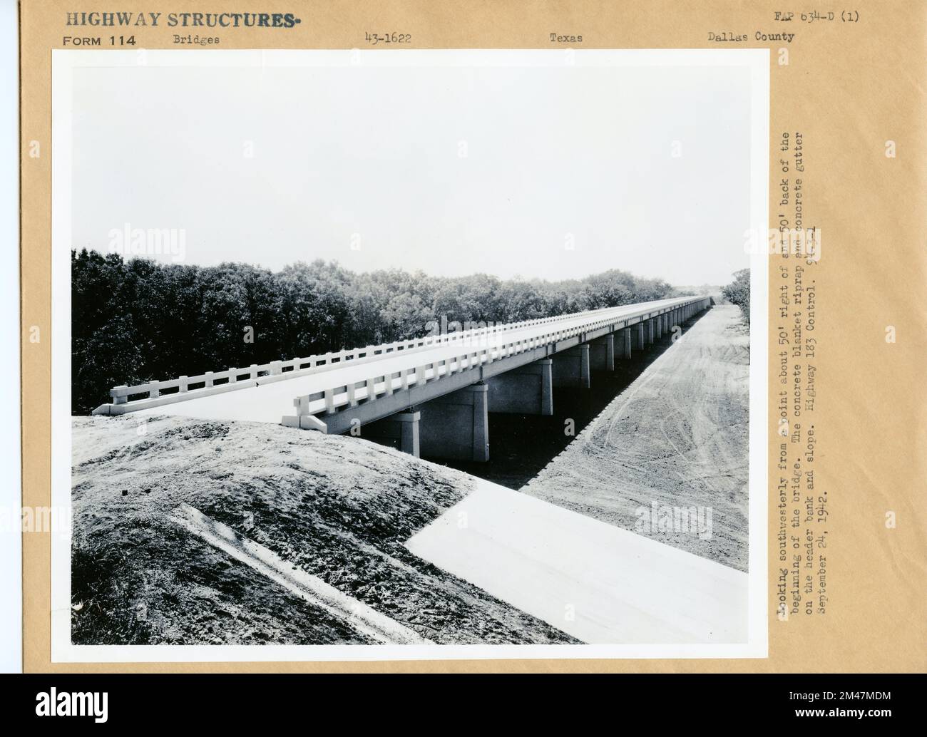 Highway 183 Kontrollbrücke. Originalüberschrift: Blick nach Südwesten von einem Punkt etwa 50' rechts vom und 50' hinten vom Beginn der Brücke. Die Betondecke und die Betonrinne auf der Dachleiste und der Neigung. Highway-183-Kontrolle. 94-3-1. FAP 634-D(1). Bundesstaat Texas. Ort: Dallas County. Stockfoto