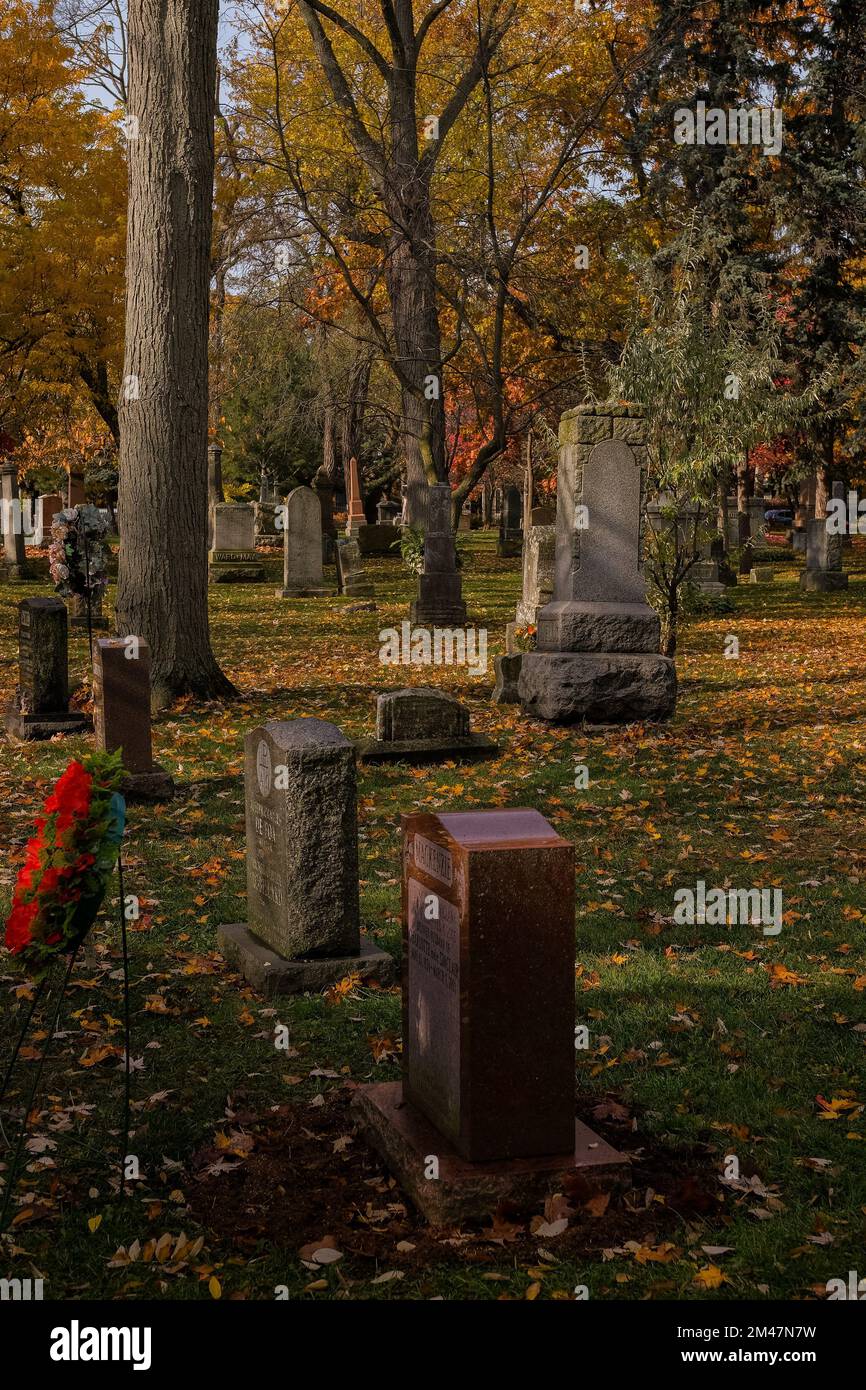 Ein Friedhof mit Herbstbäumen in Ontario, Kanada Stockfoto