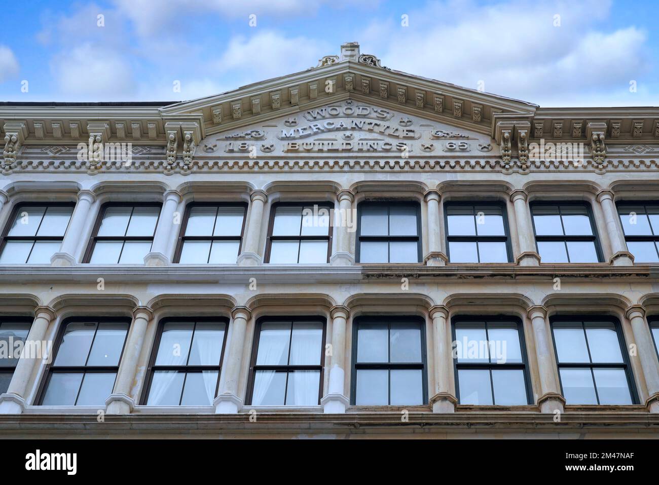 Altes Gusseisengebäude im Tribeca-Viertel von New York, mit der Inschrift auf dem Giebel, die die Namen der Besitzer aus dem Jahr 1865 bewahrt Stockfoto