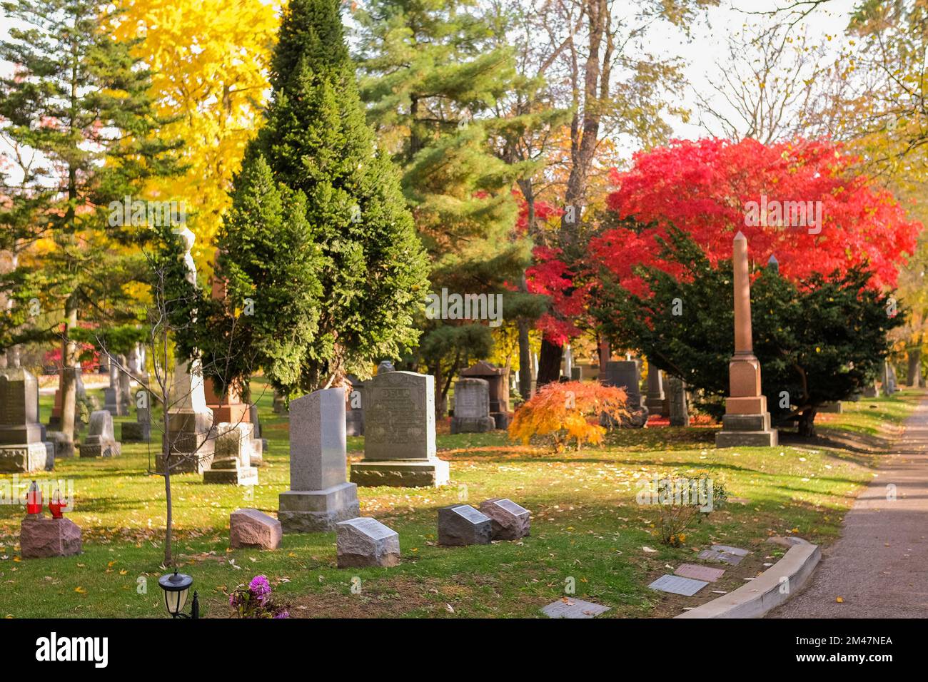 Ein Friedhof mit Herbstbäumen in Ontario, Kanada Stockfoto