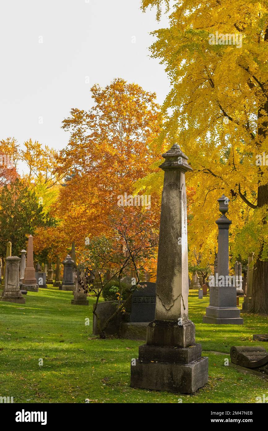 Ein Friedhof mit Herbstbäumen in Ontario, Kanada Stockfoto