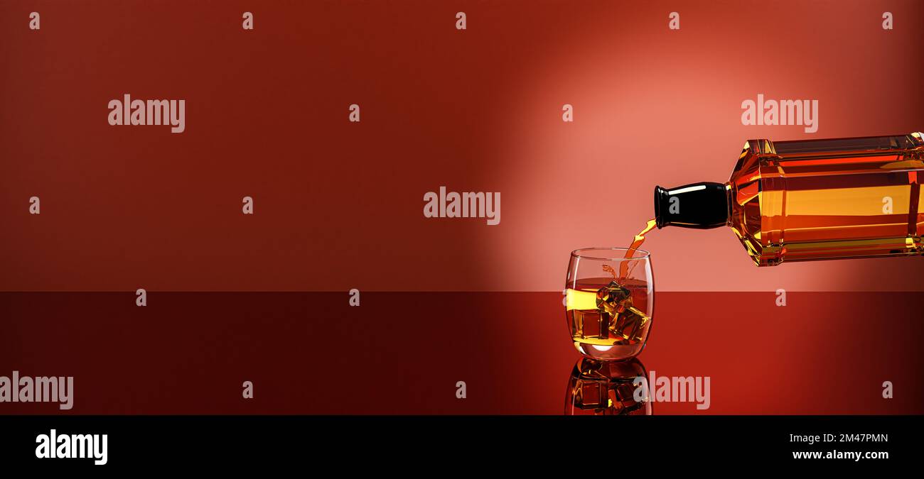 Eine Flasche Whiskey/Brandy wird in ein Glas gegossen, mit Eiswürfeln Scotch auf den Felsen, beleuchtet auf rotem Hintergrund Stockfoto
