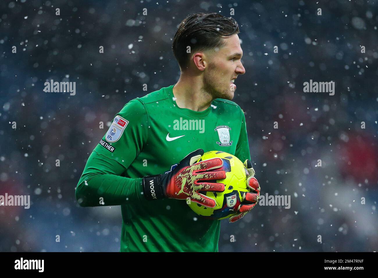 Preston North End Torwart Freddie Woodman nutzt den Winterball während des Sky Bet Championship-Spiels in Ewood Park, Blackburn. Foto: Samstag, 10. Dezember 2022. Stockfoto