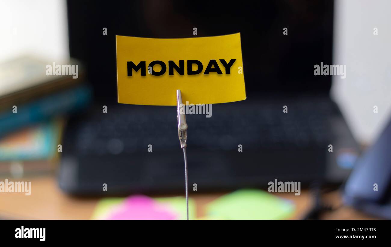 Das Konzept von "New Beautiful I Monday, Monday" steht auf einer Karte im Büro. Stockfoto