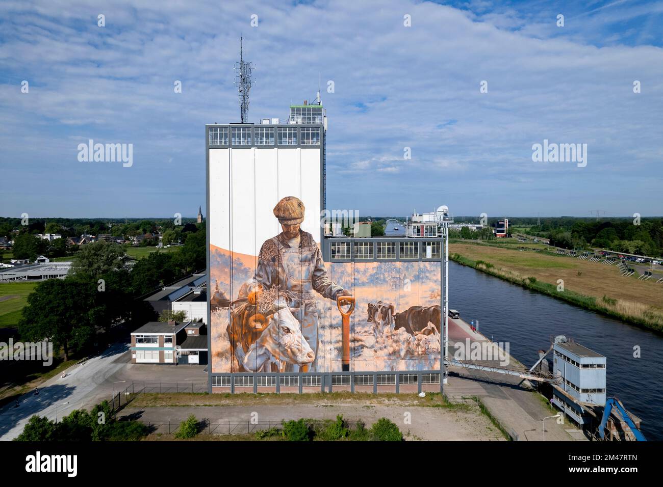 Ein Blick aus der Vogelperspektive auf ein hohes Gebäude mit den Kunstwerken der Silo Art von Twentekanaal Stockfoto