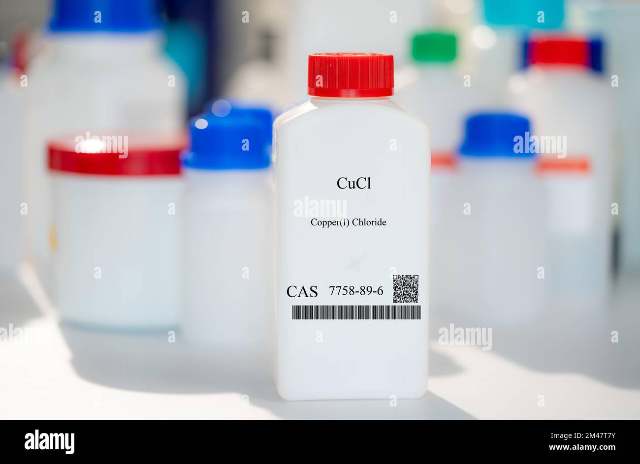 Chemische Substanz CuCl Kupfer(I)-chlorid CAS 7758-89-6 in weißen Kunststoffverpackungen im Labor Stockfoto