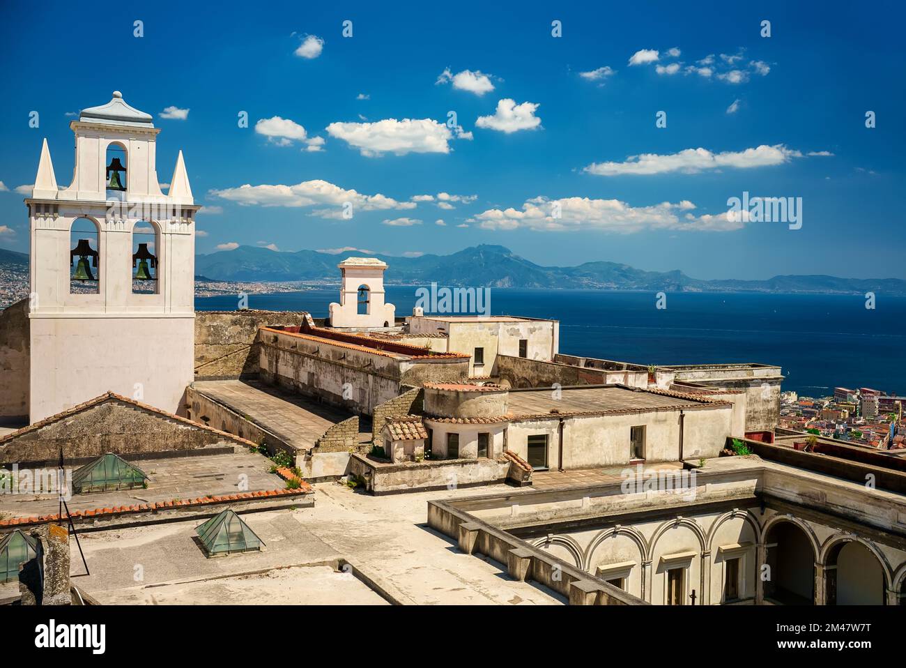 Glockenturm auf der Burg Sant'Elmo in Neapel, Italien. Stockfoto