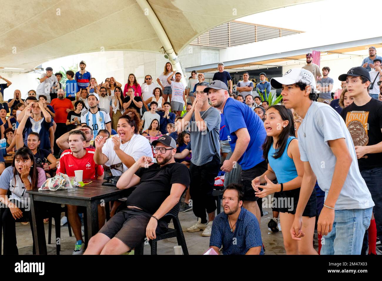 Fußballfans versammelten sich vor einem Café in Merida Mexico, um das FIFA-Fußball-Endspiel zwischen Frankreich und Argentinien am 18. Dezember 2022 zu sehen Stockfoto