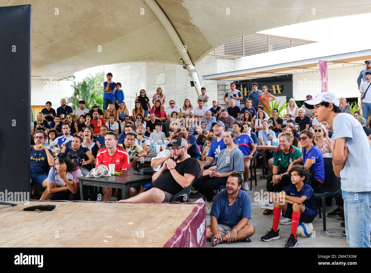 Fußballfans versammelten sich vor einem Café in Merida Mexico, um das FIFA-Fußball-Endspiel zwischen Frankreich und Argentinien am 18. Dezember 2022 zu sehen Stockfoto