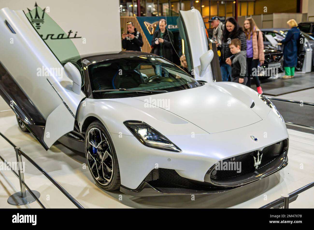 Riga, Lettland, 29. April 2022: Präsentation des weißen italienischen Supersportwagens Maserati MC20 auf der AUTO 2022 Stockfoto